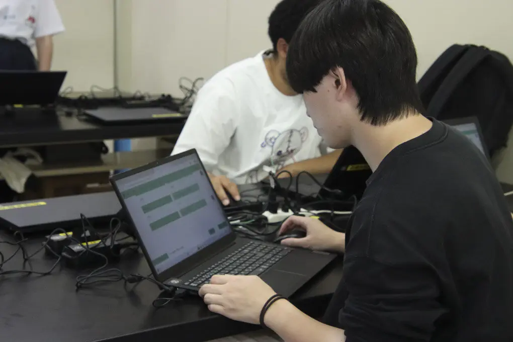 HiGPTを操作する学生